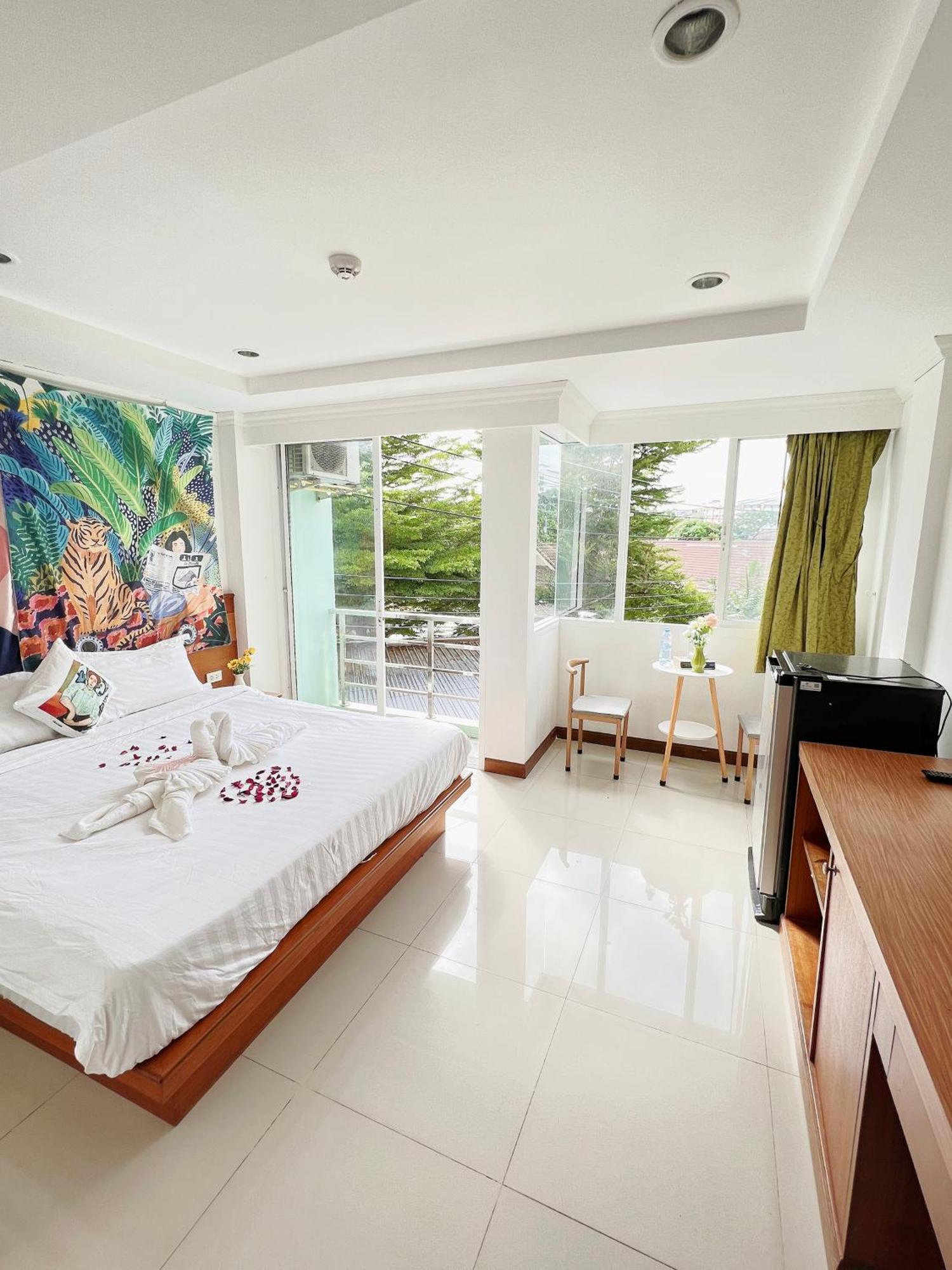 Lanting Hotell Patong Exteriör bild